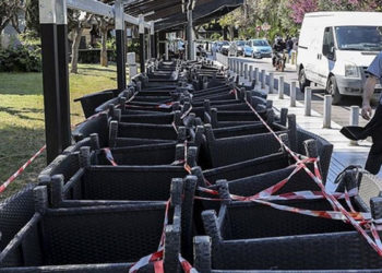 Yunanistan'da günlük Kovid-19 vakaları 10 kat artınca hükümet sert tedbirlere yöneldi