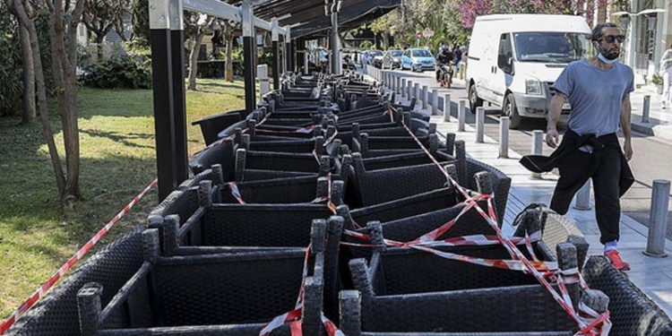 Yunanistan'da günlük Kovid-19 vakaları 10 kat artınca hükümet sert tedbirlere yöneldi