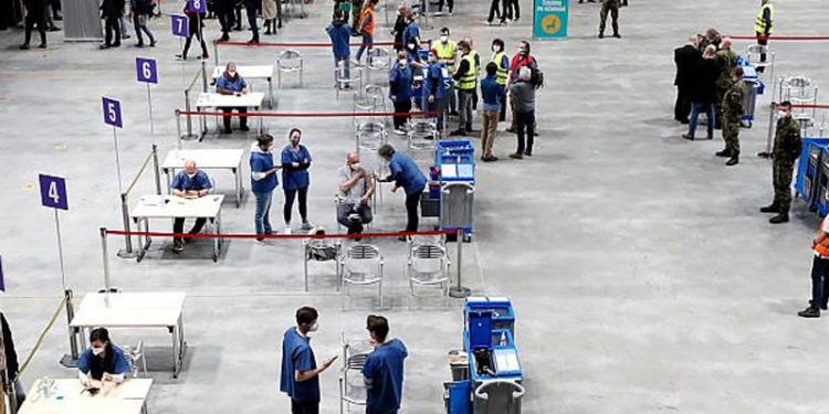 Çekya'da Covid-19 aşılarını yaptıran devlet çalışanlarına 2 gün ücretli tatil