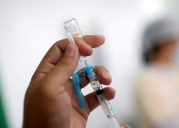 &Ccedil;in'de aşı olmayanlar hastanelere ve okullara giremeyecek