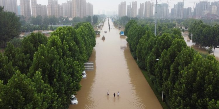 Çin'de sel ve heyelan: Yıkılan binadan bebeğini kurtaran anne hayatını kaybetti
