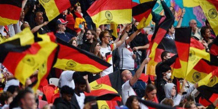 İngiltere yenilgisi sonrası ağlayan Alman çocuk için toplanan 36 bin sterlin UNICEF'e bağışlandı