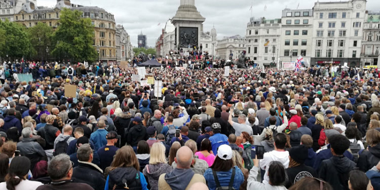 İngiltere'de aşı karşıtlarının protestosuna polis müdahalede bulundu