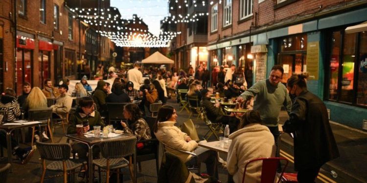 İngiltere'de maske takmak zorunluluk olmaktan çıkıyor