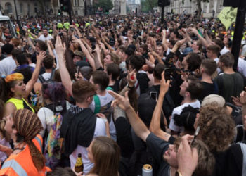 "İngiltere'nin pandemi kısıtlamalarını kaldırması, aşıya dirençli varyantlara zemin hazırlıyor"