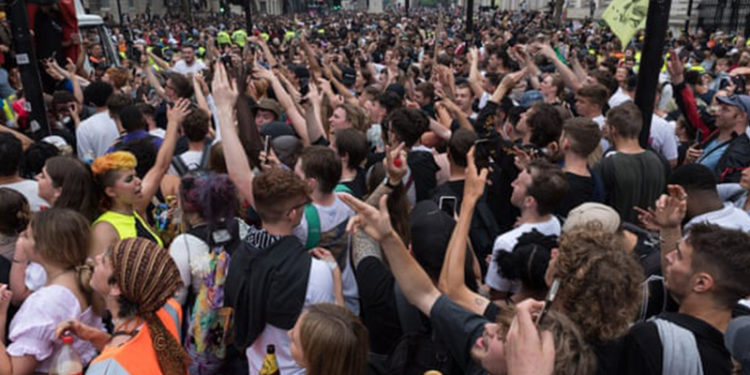 "İngiltere'nin pandemi kısıtlamalarını kaldırması, aşıya dirençli varyantlara zemin hazırlıyor"