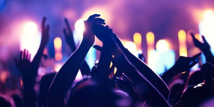 İngiltere’de gece kulübüne giriş için, aşı pasaportu zorunluluğu getiriliyor