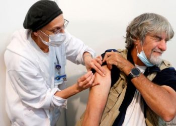 İsrail, bağışıklığı zayıf vatandaşlarına &uuml;&ccedil;&uuml;nc&uuml; doz BioNTech aşılaması yapacak