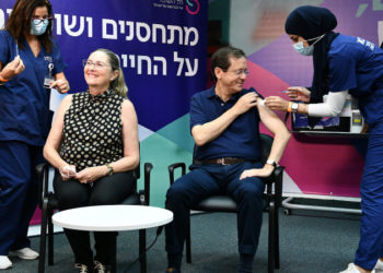 İsrail'de Covid-19'a karşı 3. doz aşılama başladı