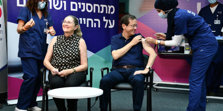 İsrail'de Covid-19'a karşı 3. doz aşılama başladı