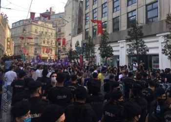İstanbul Sözleşmesi için sokağa çıkan kadınlara polis müdahalesi