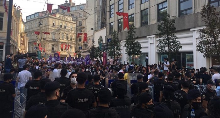 İstanbul Sözleşmesi için sokağa çıkan kadınlara polis müdahalesi
