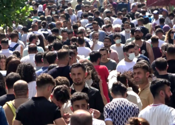İstiklal Caddesi'nde bayram yoğunluğu; maske ve mesafe unutuldu!