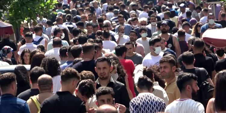 İstiklal Caddesi'nde bayram yoğunluğu; maske ve mesafe unutuldu!