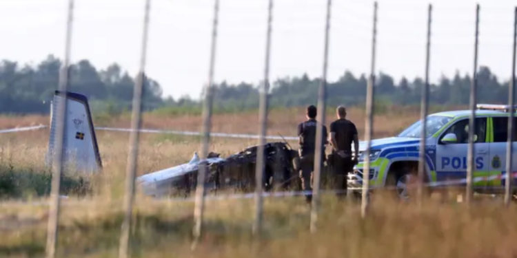 İsveç'te paraşütçüleri taşıyan uçak düştü: 9 ölü