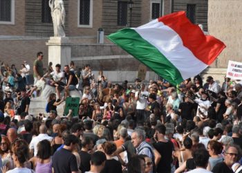 İtalya'da sosyal yaşamda Covid aşısını gerekli kılacak  'Yeşil Geçiş' belgesi protesto edildi