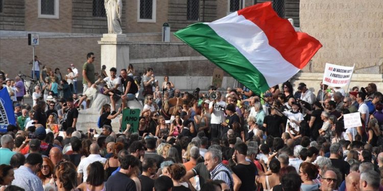 İtalya'da sosyal yaşamda Covid aşısını gerekli kılacak  'Yeşil Geçiş' belgesi protesto edildi