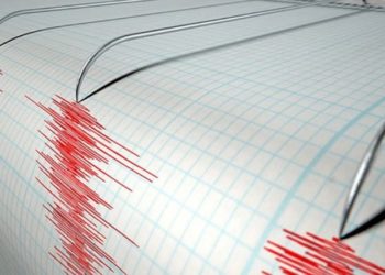 İzmir açıklarında bir saatte 47 deprem