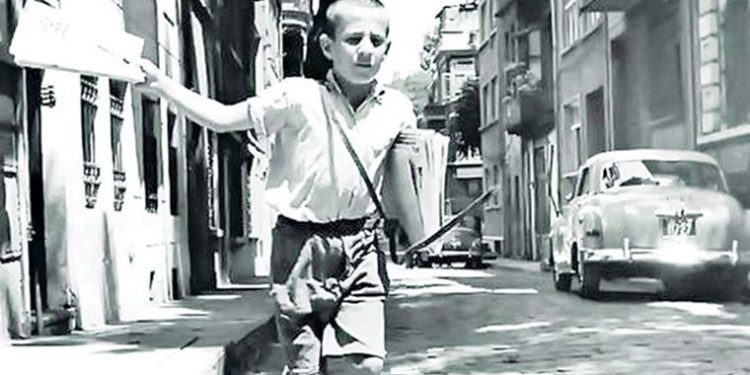 ‘Yazıyor yazıyor’ diye bağıran ‘gazete dağıtıcısı çocuk’ hayatını kaybetti