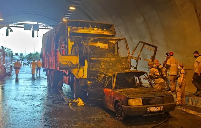 İzmir’de tünel girişinde feci kaza: 4 ölü, 2 yaralı