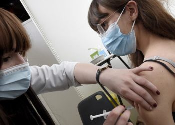 Covid-19 aşıları, kadınlarda adet düzensizliklerine yol açıyor mu?