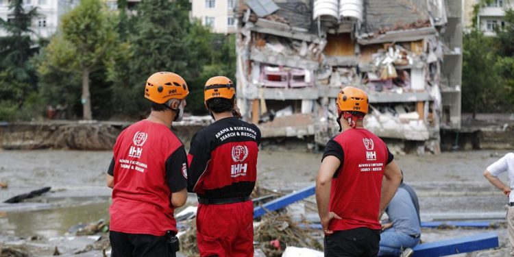 Batı Karadeniz’de sel: Kastamonu’da 25, Sinop’ta 2 kişi hayatını kaybetti