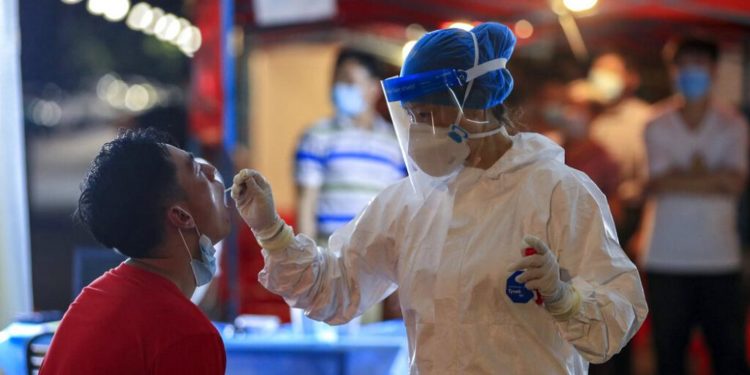 Çin’de delta varyantı vakaları arttı; en az 30 devlet memurunun görevine son verildi