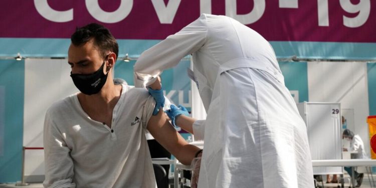 Rusya’da Covid-19 ölümleri aylık ve günlük bazda pandemi döneminin en yüksek seviyesine çıktı