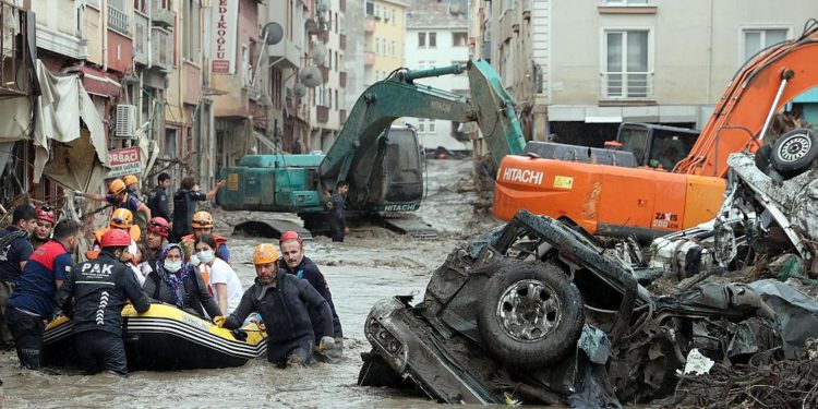 Batı Karadeniz’de sel: Kastamonu ve Sinop’ta en az 11 kişi hayatını kaybetti
