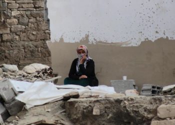 Van’da selden etkilenen afetzedeler: Üşüyoruz, kış gelmeden evler yapılsın