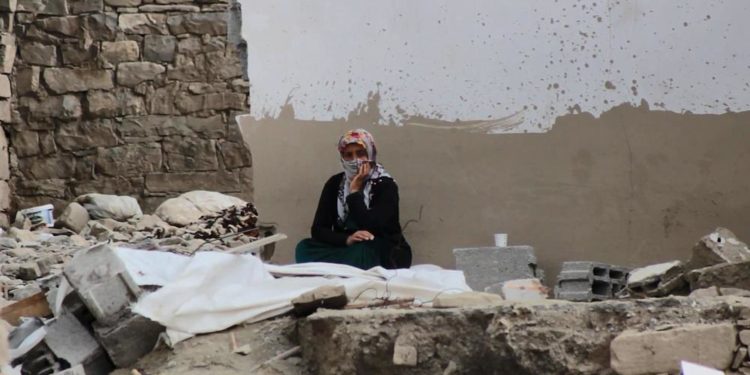 Van’da selden etkilenen afetzedeler: Üşüyoruz, kış gelmeden evler yapılsın