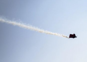 Fransız ‘wingsuit’ atlayıcısı binaların arasında uçtu | Video