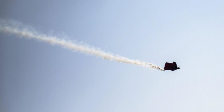 Fransız ‘wingsuit’ atlayıcısı binaların arasında uçtu | Video