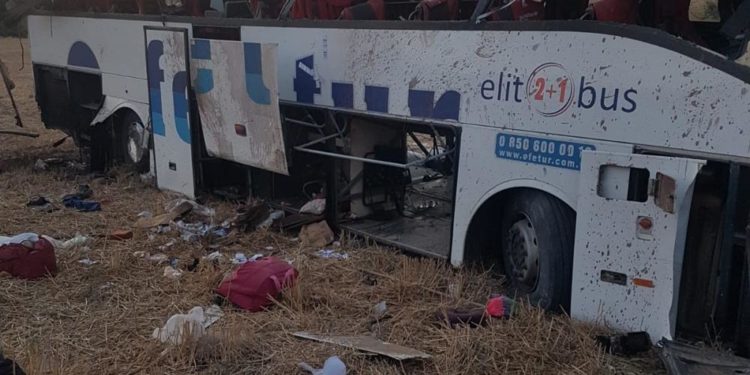 Balıkesir’de yolcu otobüsünün devrilmesi sonucu 14 kişi öldü, 18 kişi yaralandı