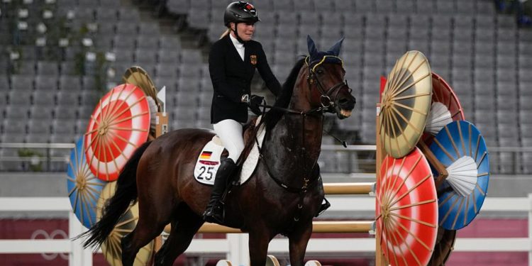 Ata vururken görüntülenen Alman antrenör, ekibiyle Olimpiyat Oyunlarından diskalifiye edildi