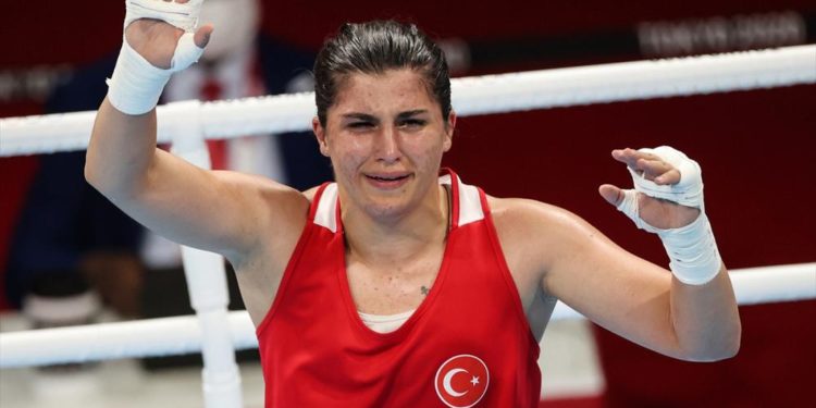 Tokyo Olimpiyat Oyunları’nda boksta kadınlar 69 kiloda Busenaz Sürmeneli, altın madalya kazandı
