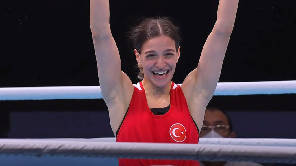 Yarı finale yükselen milli boksör Buse Naz Çakıroğlu, olimpiyat madalyasını garantiledi