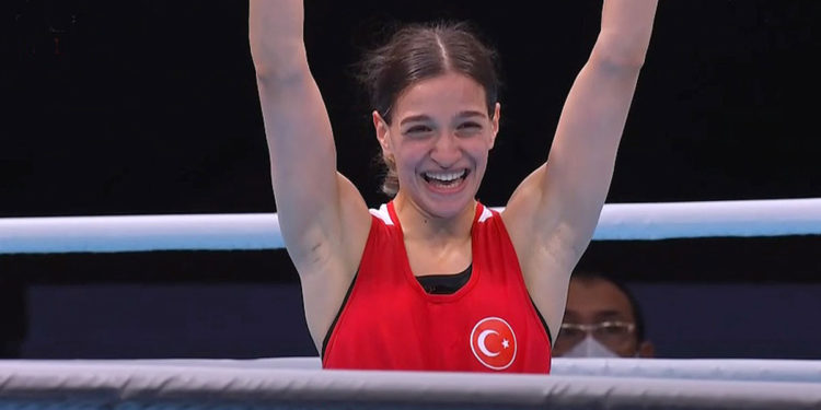 Yarı finale yükselen milli boksör Buse Naz Çakıroğlu, olimpiyat madalyasını garantiledi