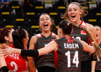 Tokyo 2020: Türkiye, Rusya Olimpiyat Komitesi'ni karar setinde geçti; grubu 3. tamamlayarak kuraya katılmaya hak kazandı