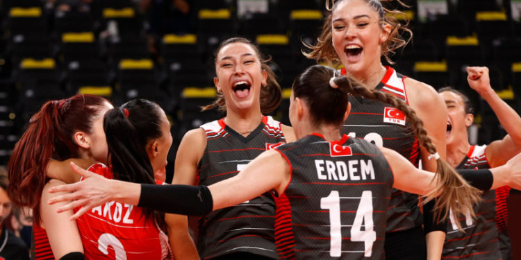 Tokyo 2020: Türkiye, Rusya Olimpiyat Komitesi'ni karar setinde geçti; grubu 3. tamamlayarak kuraya katılmaya hak kazandı