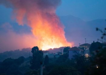 Yunanistan'da yangınlar nedeniyle Atina-Selanik karayolu trafiğe kapatıldı