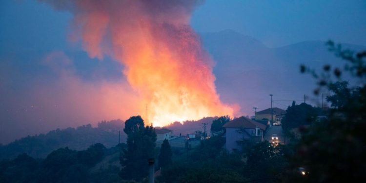 Yunanistan'da yangınlar nedeniyle Atina-Selanik karayolu trafiğe kapatıldı
