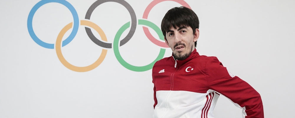 2020 Tokyo Paralimpik Oyunları'nda masa tenisi tek erkeklerde Abdullah Öztürk altın madalya kazandı