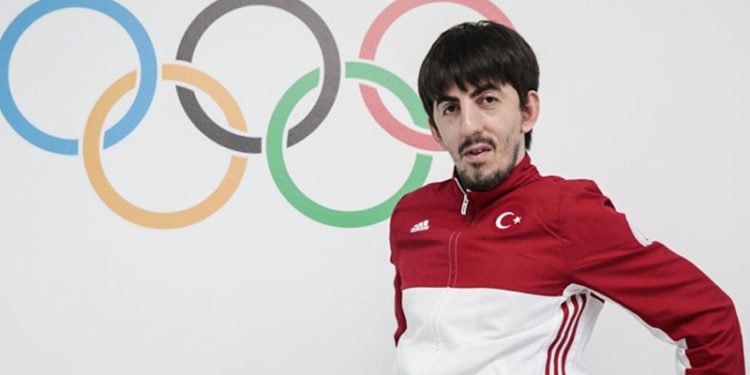 2020 Tokyo Paralimpik Oyunları'nda masa tenisi tek erkeklerde Abdullah Öztürk altın madalya kazandı