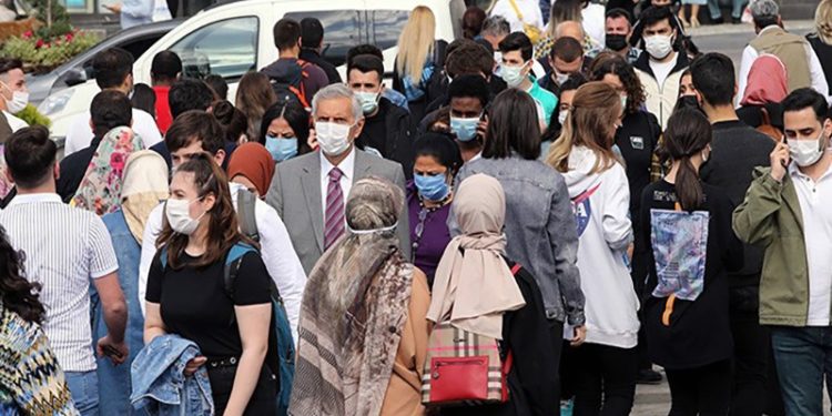 21 bin 372 kişinin testi pozitif çıktı, 157 kişi hayatını kaybetti