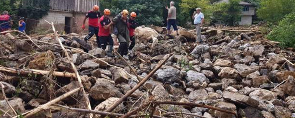 AFAD: Sinop'ta sel nedeniyle Ayancık Devlet Hastanesi tahliye ediliyor, Bartın'da köprüde meydana gelen göçükte 13 kişi yaralandı