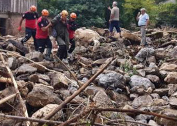 AFAD: Sinop'ta sel nedeniyle Ayancık Devlet Hastanesi tahliye ediliyor, Bartın'da köprüde meydana gelen göçükte 13 kişi yaralandı