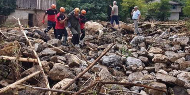 AFAD: Sinop'ta sel nedeniyle Ayancık Devlet Hastanesi tahliye ediliyor, Bartın'da köprüde meydana gelen göçükte 13 kişi yaralandı
