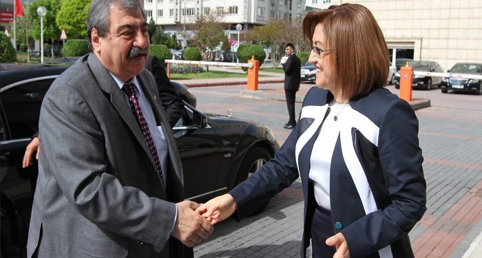 AKP’li Fatma Şahin üç ayrı ihaleyi eski patronuna verdi