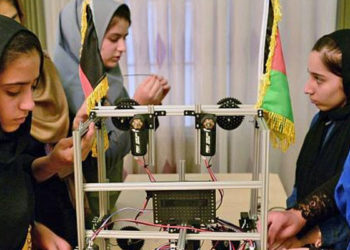 Afgan robot ekibindeki 5 kız öğrenci Meksika'ya getirildi